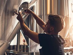 Betriebs- und Berufshaftpflicht Junger Techniker bei der Arbeit